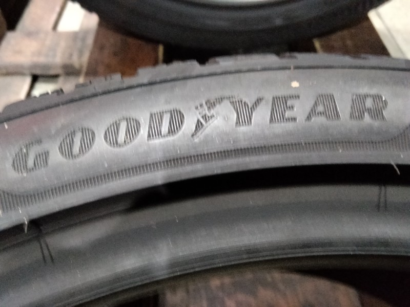4 Gomme usate 225 40 18 Pneumatici Invernali GOODYEAR 4 Gomme usate 225 40 18 Pneumatici Invernali GOODYEAR
