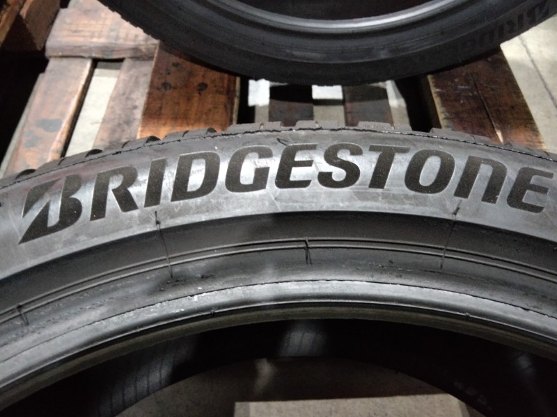 4 Gomme usate 245 40 19 Pneumatici Invernali BRIDGESTONE 4 Gomme usate 245 40 19 Pneumatici Invernali BRIDGESTONE