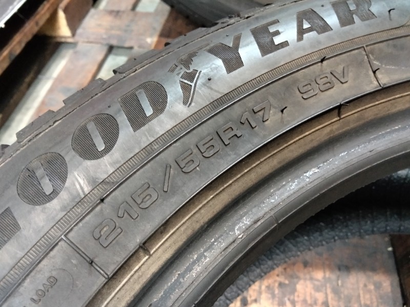 4 Gomme usate 215 55 17 Pneumatici Invernali GOODYEAR 4 Gomme usate 215 55 17 Pneumatici Invernali GOODYEAR