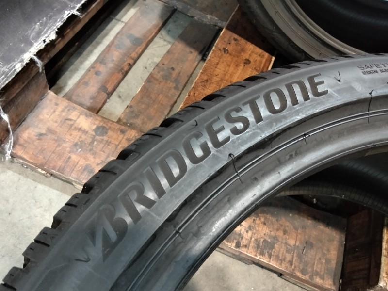 4 Gomme usate 235 40 20 Pneumatici Invernali BRIDGESTONE 4 Gomme usate 235 40 20 Pneumatici Invernali BRIDGESTONE