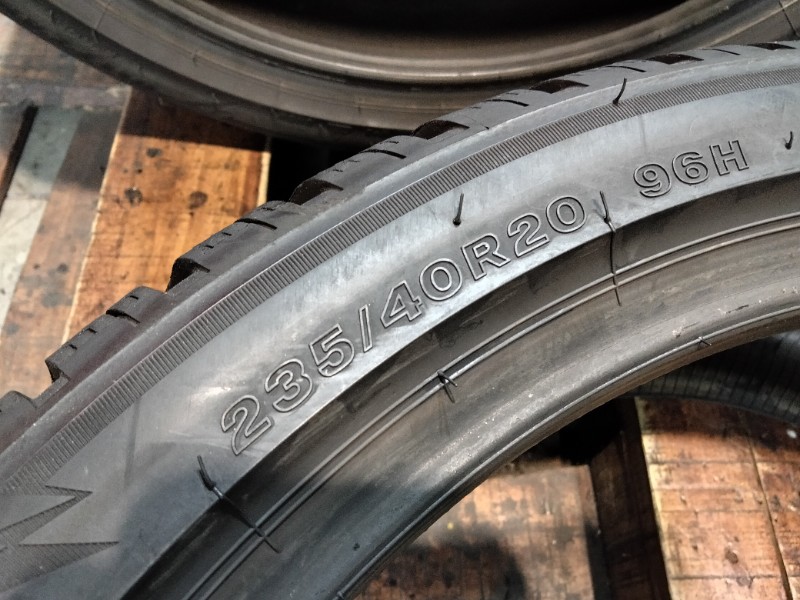 4 Gomme usate 235 40 20 Pneumatici Invernali BRIDGESTONE 4 Gomme usate 235 40 20 Pneumatici Invernali BRIDGESTONE