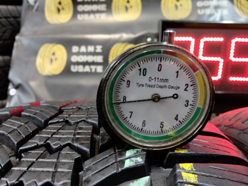 4 Gomme usate 215 50 17 Pneumatici Invernali SAVA 4 Gomme usate 215 50 17 Pneumatici Invernali SAVA