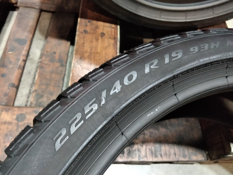 2 Gomme usate 225 40 19 e 2 Gomme usate 255 35 19 RUN FLAT Pneumatici Invernali PIRELLI 2 Gomme usate 225 40 19 e 2 Gomme usate 255 35 19 RUN FLAT Pneumatici Invernali PIRELLI