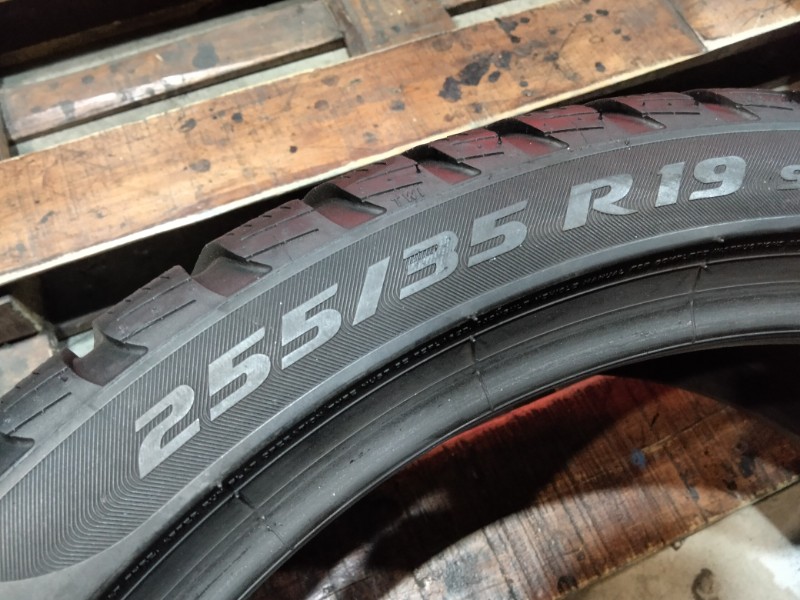 2 Gomme usate 225 40 19 e 2 Gomme usate 255 35 19 RUN FLAT Pneumatici Invernali PIRELLI 2 Gomme usate 225 40 19 e 2 Gomme usate 255 35 19 RUN FLAT Pneumatici Invernali PIRELLI