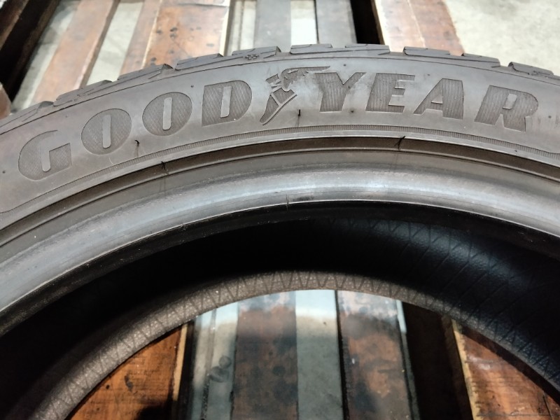 2 Gomme usate 235 45 19 Pneumatici Invernali GOODYEAR 2 Gomme usate 235 45 19 Pneumatici Invernali GOODYEAR