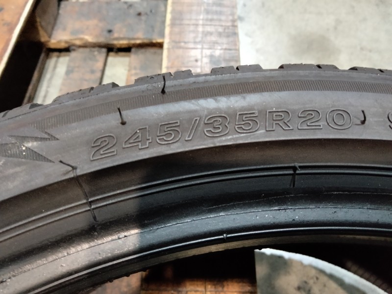 2 Gomme usate 245 35 20 Pneumatici Invernali BRIDGESTONE 2 Gomme usate 245 35 20 Pneumatici Invernali BRIDGESTONE