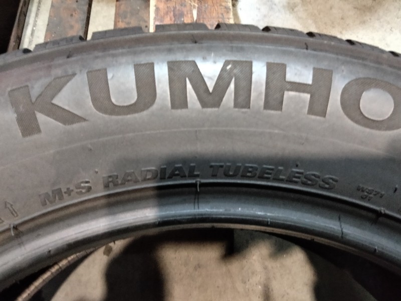 4 Gomme usate 215 60 17 Pneumatici Invernali KUMHO 4 Gomme usate 215 60 17 Pneumatici Invernali KUMHO