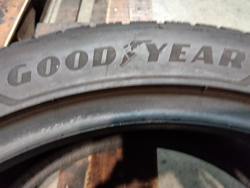 2 Gomme usate 235 45 19 Pneumatici Invernali GOODYEAR 2 Gomme usate 235 45 19 Pneumatici Invernali GOODYEAR