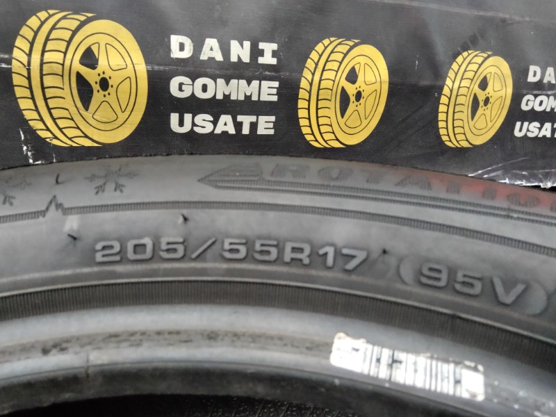 4 Gomme usate 205 55 17 Pneumatici Invernali DUNLOP 4 Gomme usate 205 55 17 Pneumatici Invernali DUNLOP