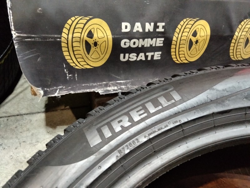 2 Gomme usate 235 50 20 Pneumatici Invernali PIRELLI 2 Gomme usate 235 50 20 Pneumatici Invernali PIRELLI