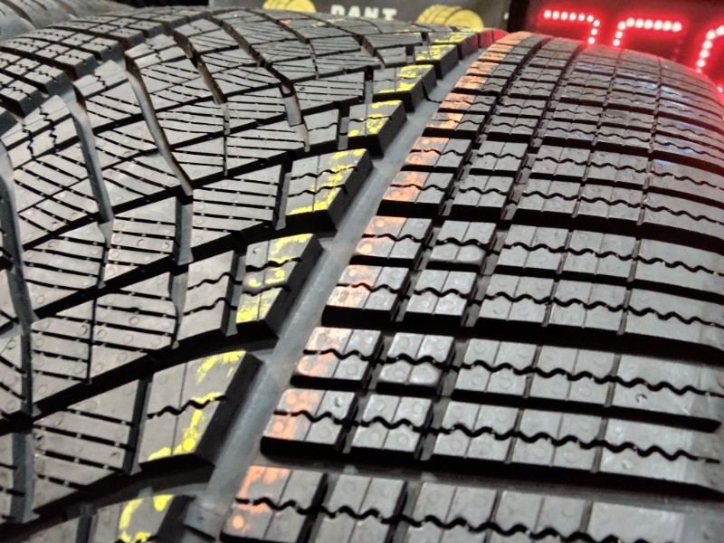2 Gomme usate 245 35 20 e 2 Gomme usate 305 30 21 Pneumatici Invernali GOODYEAR 2 Gomme usate 245 35 20 e 2 Gomme usate 305 30 21 Pneumatici Invernali GOODYEAR