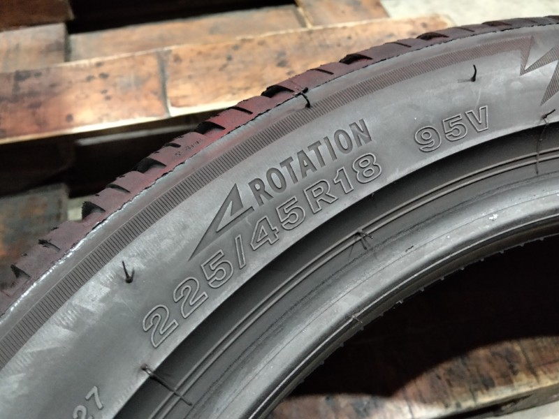 2 Gomme usate 225 45 18 e 2 Gomme usate 255 40 18 Pneumatici Invernali BRIDGESTONE 2 Gomme usate 225 45 18 e 2 Gomme usate 255 40 18 Pneumatici Invernali BRIDGESTONE
