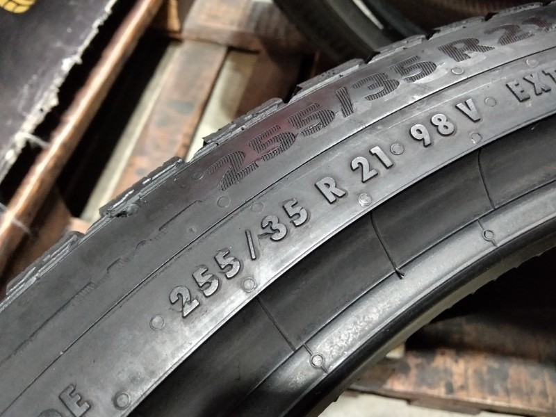 2 Gomme usate 255 35 21 e 2 Gomme usate 275 35 21 Pneumatici Invernali CONTINENTAL 2 Gomme usate 255 35 21 e 2 Gomme usate 275 35 21 Pneumatici Invernali CONTINENTAL